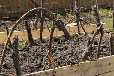 Kazık eski çit ve kırsal bir evin bahçesinde günlükleri yakın çekim