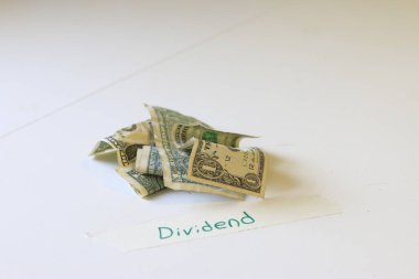 Us 1 dolar banknotların yanındaki temettü kelimesi. Temettü ödemeleri ve hisse senetleri kavramı