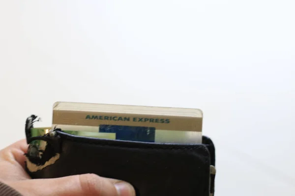 캐나다 런던, 2019년 4월 27일: 아메리칸 익스프레스 로고가 지갑에서 튀어나와 있는 편집 사진. 돈을 지출하고 신용을 사용하는 개념 — 스톡 사진