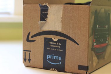 Londra Kanada, Nisan 27 2019: Üzerinde Amazon Prime bant ile bir karton kutu editoryal açıklayıcı fotoğraf. Online alışveriş kavramı, ya da Amazon Prime kullanarak