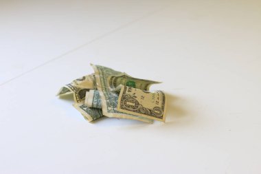 Beyaz arka plan üzerinde bir dolarlık banknot salladı.