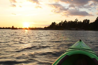 Gün batımında Kano kürek çekmek, güzel Georgan körfezi sularında kano