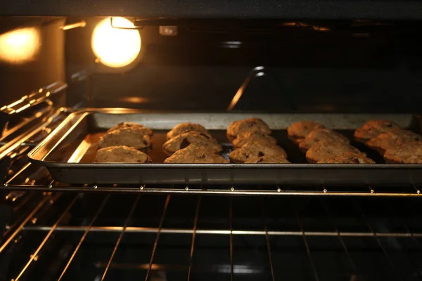 Frische Schokoladenkekse, die im Ofen gebacken werden — Stockfoto