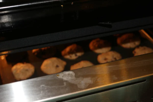 Frische Schokoladenkekse, die im Ofen gebacken werden — Stockfoto