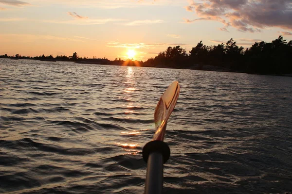 Paddling Canoa no pôr do sol, caiaque em belas águas da baía de Georgan — Fotografia de Stock