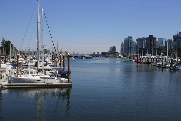 Juni 18 2018, Vancouver Kanada: redaktionellt avbildar av falsk bäck fartyg hamn. Detta är ett mycket rikt område i Vancouver — Stockfoto