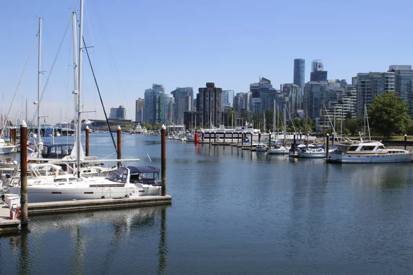 Juni 18 2018, Vancouver Canada: redactionele afbeelding van False Creek Boat Harbour. Dit is een zeer rijk gebied van Vancouver — Stockfoto