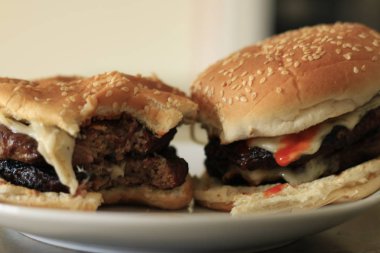 Çifte hamburger. Beyaz arka planda izole edilmiş. bbq sezon kavramı