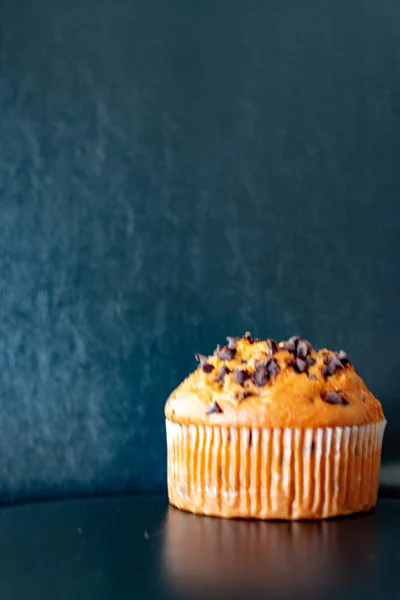 Chocolate Chip Muffin auf schwarzem Hintergrund. Foodfotografie, ungesundes Konzept. — Stockfoto