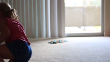 Küçük çocuk evin oturma odasında oyun oynuyor handstands yapıyor