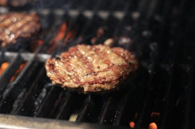 hamburger ve sosisli alevler ile ızgara üzerinde pişirme