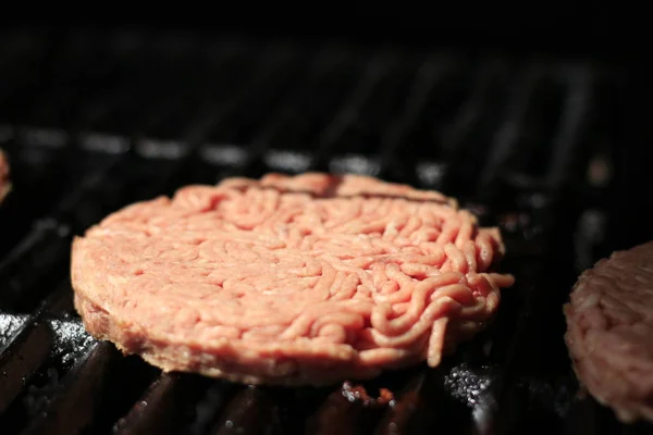 Ateşle barbekü ızgara çiğ burger. Gıda et - ateş ile barbekü ızgara çiğ burger. Sığ dof — Stok fotoğraf