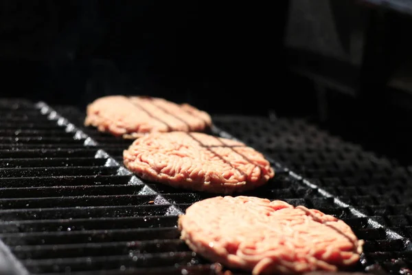 Ateşle barbekü ızgara çiğ burger. Gıda et - ateş ile barbekü ızgara çiğ burger. Sığ dof — Stok fotoğraf