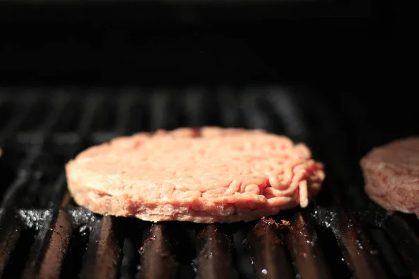 Ateşle barbekü ızgara çiğ burger. Gıda et - ateş ile barbekü ızgara çiğ burger. Sığ dof — Stok fotoğraf