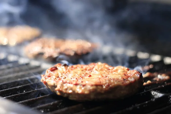 Hamburger. Hamburgerler gaz ızgara üzerinde ızgara alev olmak — Stok fotoğraf