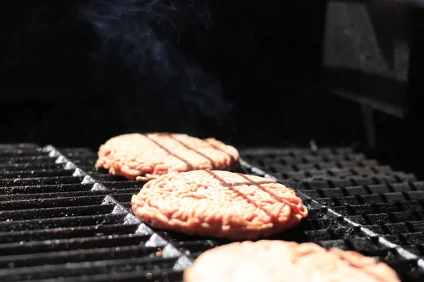 Ateşle barbekü ızgara çiğ burger. Gıda et - ateş ile barbekü ızgara çiğ burger. Sığ dof — Stok fotoğraf