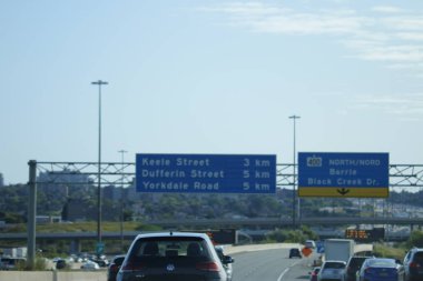 Toronto Canada, 24 Ağustos 2019: Toronto çevresindeki 401 civarındaki trafiğin editoryal fotoğrafı. Toronto otoyollarında trafik bazı dünyanın en kötü.