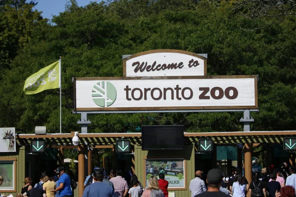 Toronto Canada, 24 Ağustos 2019: Toronto Hayvanat Bahçesi'ne girmek için sırada bekleyen insanların editoryal fotoğrafı. Hayvanat bahçesi Toronto'nun en büyük turistik yerlerinden biridir..