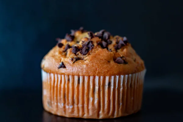 Schokolade Chip Muffin Cup Kuchen Nahaufnahme isoliert auf schwarzem Hintergrund. — Stockfoto