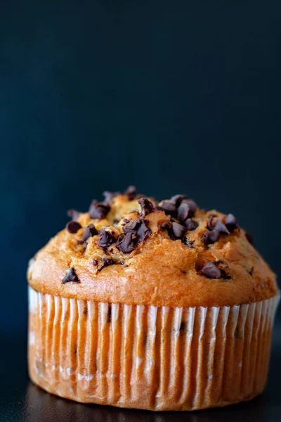 Schokolade Chip Muffin Cup Kuchen Nahaufnahme isoliert auf schwarzem Hintergrund. — Stockfoto