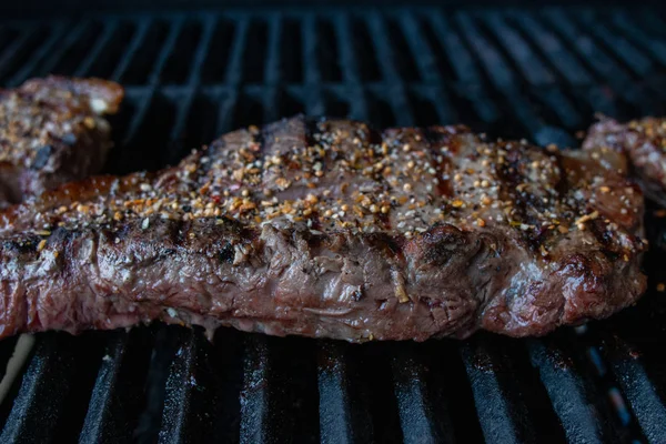 Montreal biftek baharat ile baharatlı olmuştur Biftek — Stok fotoğraf