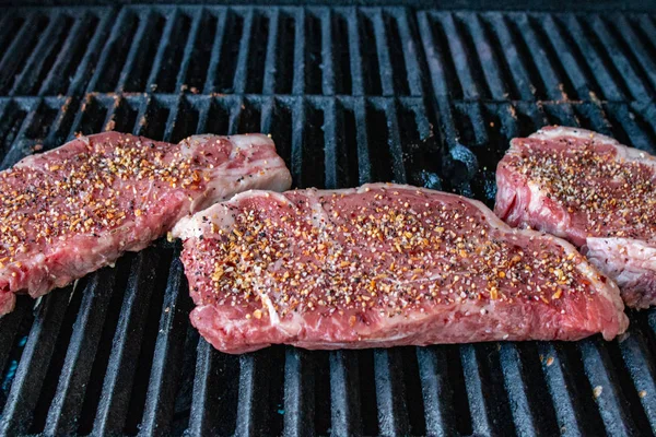 Filete que ha sido condimentado con especias de filete Montreal — Foto de Stock