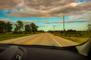 Kırsal kesimde araba sürmek. Seyahat, yol, yol, yaz, tatil, yolda, ileri, bulutlar, bulutlu, bulutlu, güzel bulutlar, harika, hava, mevsim