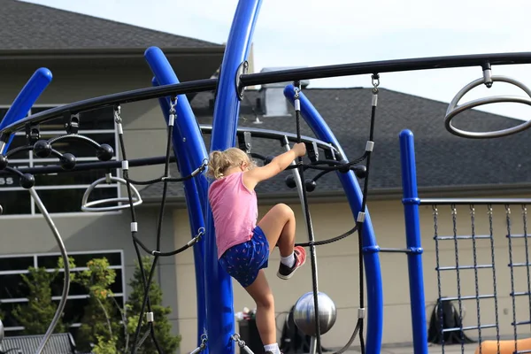 Küçük kız eğlence ve aile bir park teması bir oyun alanında oynuyor — Stok fotoğraf