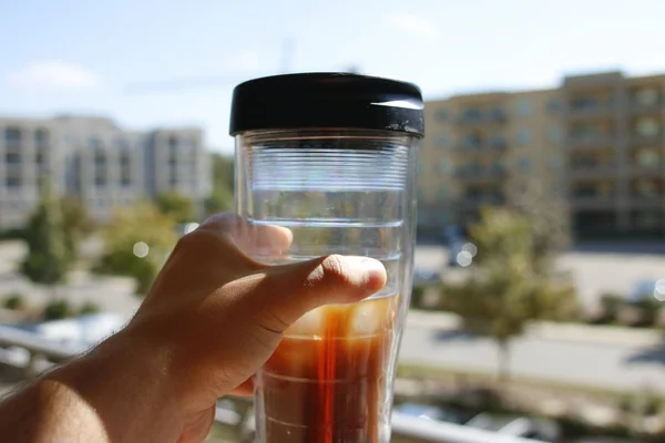 Freddo Espresso vor einem Pool - kalter Kaffee - Sommerferienkonzept. Stillleben von Freddo Espresso vor einem Pool - kalter Kaffee - Sommer. — Stockfoto