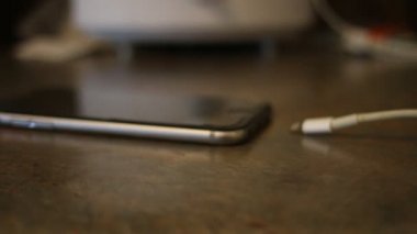 Londra Kanada, Eylül 22 2019: Bir iphone 6 şarj kablosu takmak bir adam editoryal video. iphone ve elma ürünleri dünyanın en popüler bazılarıdır