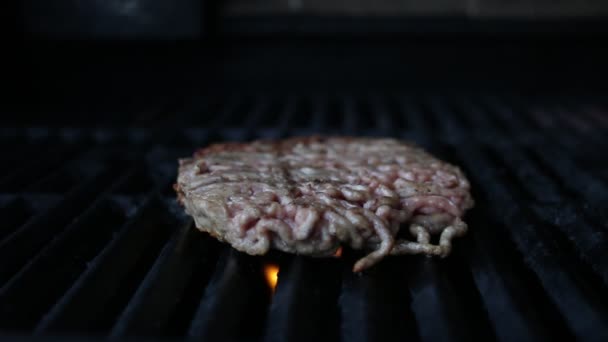 Cibo americano misto per barbecue su griglia calda. Hamburger, hot dog, mais grigliato. Una composizione gustosa. Festa all'aperto . — Video Stock