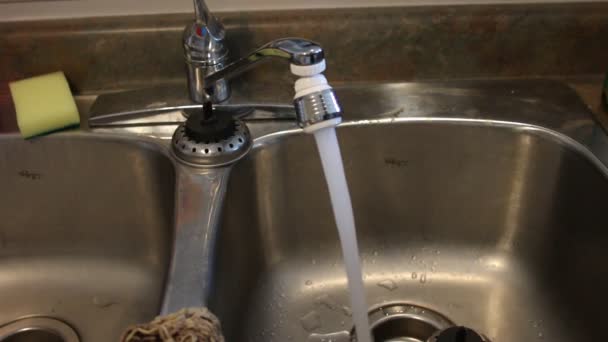 Mycie rąk w łazience. Mycie rąk z płynnym mydłem nad szklaną umywalką w łazience — Wideo stockowe