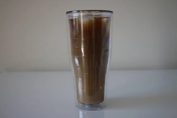 Kalt gebrühter Eiskaffee in einer extra großen Tasse — Stockfoto