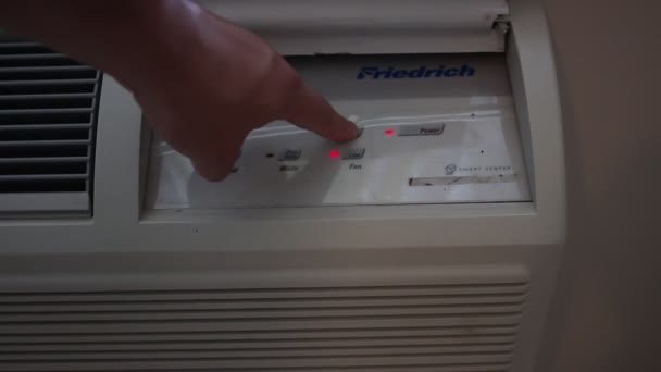 London Kanada, september 22 2019: redaktionell video av en elektronisk luftkonditionerings panelen justeras. Detta är en gemensam luftkonditionering för en lägenhet. — Stockvideo