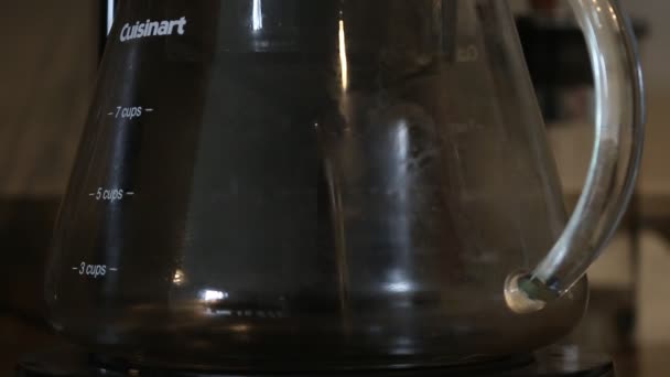 London Canada, September 29 2019: Editorial illustrative video of a cuisinart cold brew coffee machine brewing. Ez egy népszerű hideg kávéfőző gép.. — Stock videók