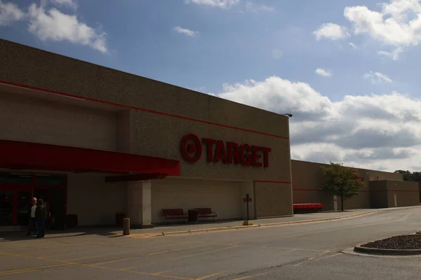 Port Huron Estados Unidos, 6 de octubre de 2019: Imágenes editoriales de un estacionamiento de Target vacío. Target es una gran tienda de cajas americanas . — Foto de Stock