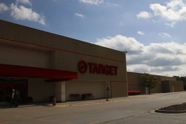 Port Huron Estados Unidos, 6 de octubre de 2019: Imágenes editoriales de un estacionamiento de Target vacío. Target es una gran tienda de cajas americanas . — Foto de Stock