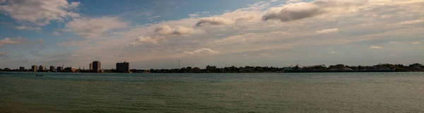 Port Huron Michigan Panoramik formatında. Endüstriyel ufuk çizgisini göstermek için geniş açı. Güzel bir sonbahar günü. — Stok fotoğraf