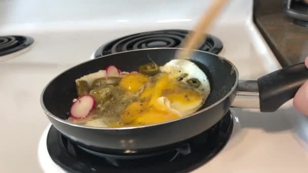 Рецепты мексиканской кухни, Revoltillo de Huevos, Яйца из яиц а ля Доминикана, в порции сковороды, на белом мраморном столе, скопировать вид сверху — стоковое видео
