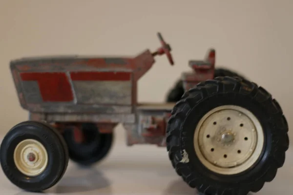 伝統的な農家トラクターのスケールモデル — ストック写真