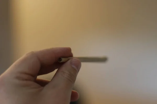 Mann Hält Marihuana Joint Isoliert Auf Weißem Grund — Stockfoto