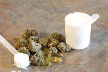 Granit masa üstünde çeşitli vücut geliştirme malzemeleri olan marihuana..
