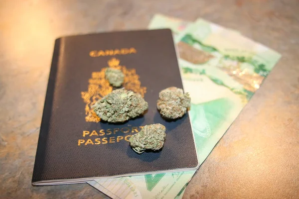 Legalización Del Cannabis Para Uso Recreativo Canadá Bandera Nacional Canadiense —  Fotos de Stock