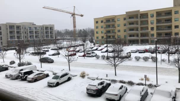 London Canada, 18 Januari 2020: Rekaman 4k saat badai salju musim dingin di Kanada. Jalan-jalan dan tempat parkir tidak dibersihkan. — Stok Video