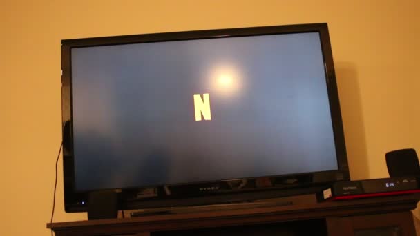 London Canada, January 17 2020: Editorial illustrive video of the netflix loading screen. Netflix letos čelí tvrdé konkurenci — Stock video