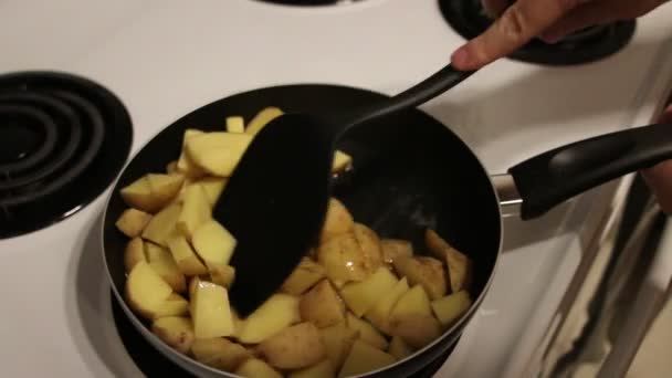 Chef está cozinhando batatas fritas na cozinha, Chef cozinhar batata frita na panela — Vídeo de Stock