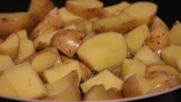 在盛满油脂的锅里煎白薯 — 图库视频影像