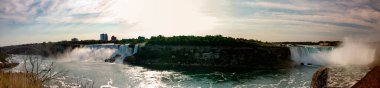 Niagara Şelaleleri ve Niagara 'nın havadan bir panormalidir. Niagara, Kanada 'nın en popüler turistik beldelerinden biridir ve yoğun bir şekilde etkilenmiştir..