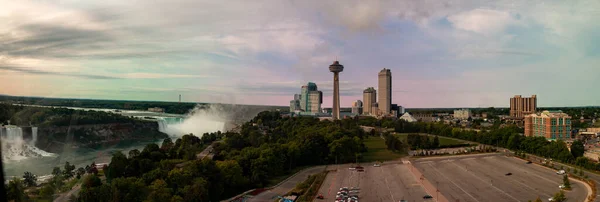 Niagara padá z Kanady: ze vzdušného panormálu vodopádů a města Niagara. Niagara je jedním z Kanady nejpopulárnějších turistických destinací a byl tvrdě zasažen covid. — Stock fotografie