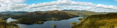 Quebec vahşi doğası: Mont-Tremblant ulusal parkında Monroe Gölü, Quebec, Kanada Yazın Yüksek Kaliteli Fotoğraf